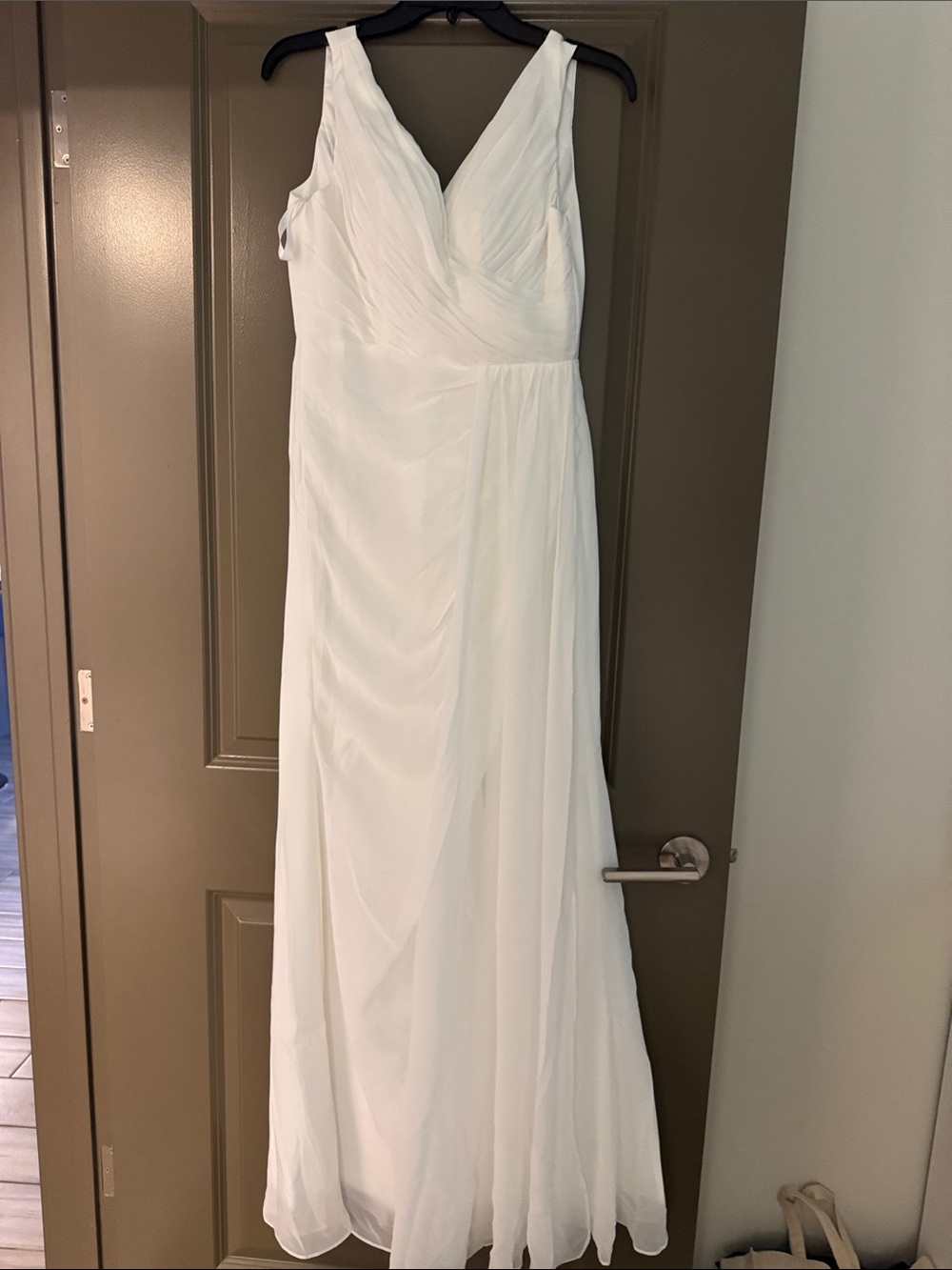 Classic V-Neck White Chiffon Wedding Dress